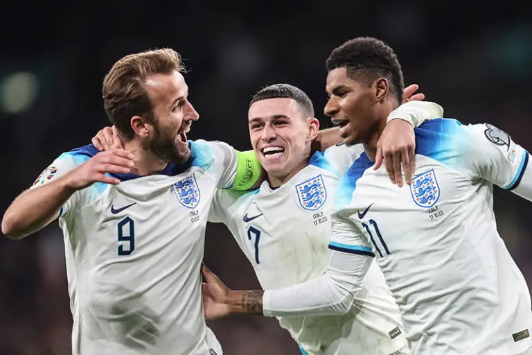 Harry Kane (số 9) cùng Foden (số 7) và Rashford của đội tuyển Anh