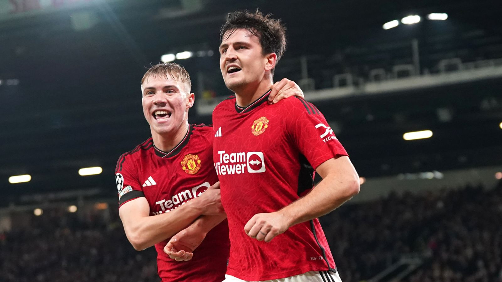 Harry Maguire ăn mừng bàn thắng cùng Hojlund (số 11)