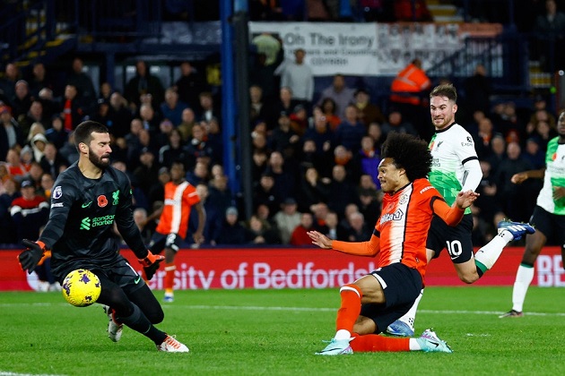 Tahith Chong ghi bàn mở tỷ số cho Luton