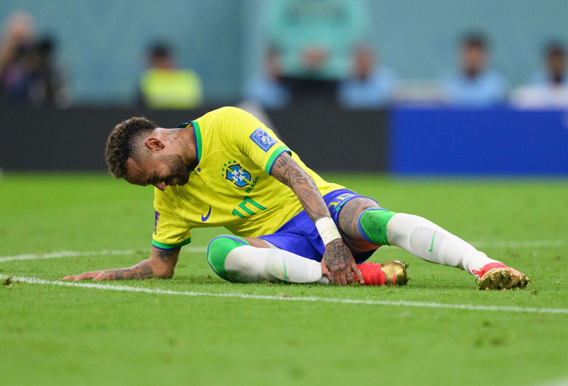 Neymar đứt dây chằng chéo trước và sụn chêm đầu gối trái