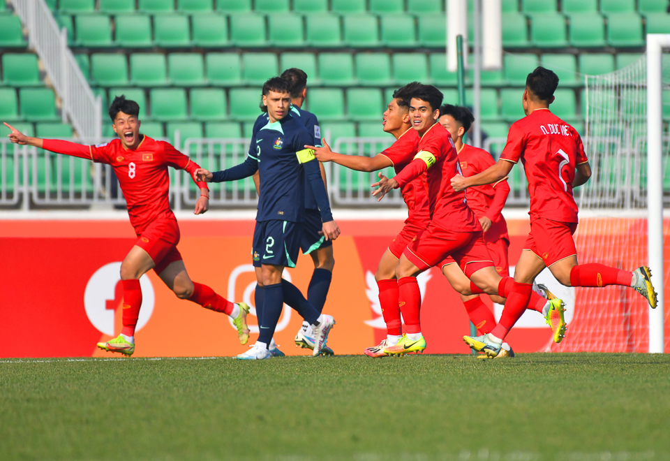 Trong trận đấu giữa U20 Việt Nam và U20 Australia, U20 Việt Nam hưởng niềm vui chiến thắng